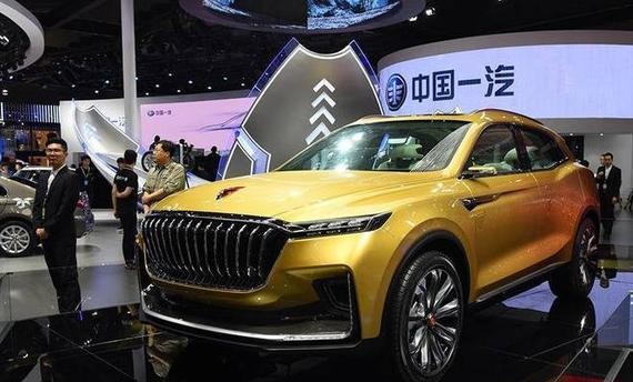 红旗终于“生出个”SUV！屏幕爬上方向盘，15万还真比合资干的好