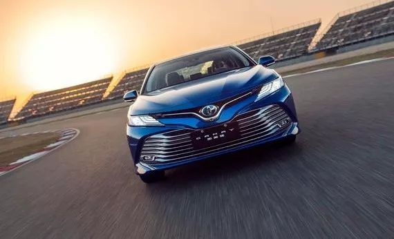 全新第八代凯美瑞机智转型，靠颜值与实力争夺中型车新标杆