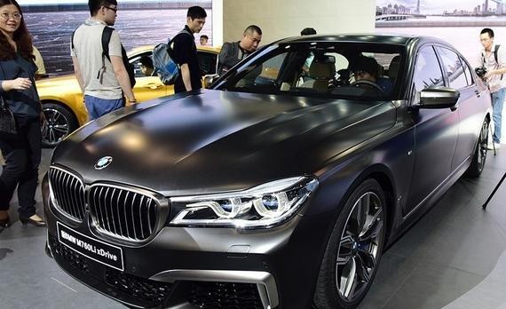 300万的宝马B7，什么宾利劳斯莱斯，都追不上它的尾灯！