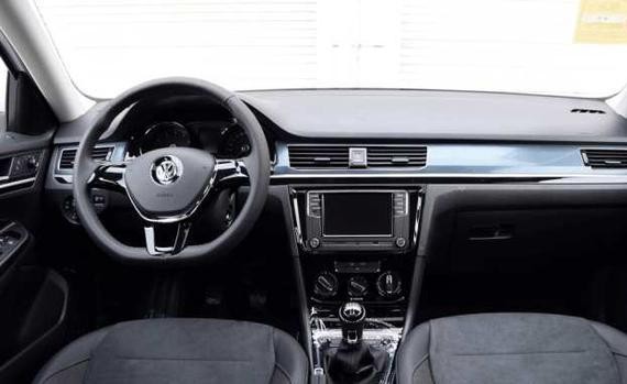 销量200万的家轿王，不论是在保养还是价格上，朗逸都得叫哥！