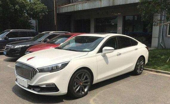 高速偶遇全国首台红旗h5, 车主坦言，对价格很满意，有面子