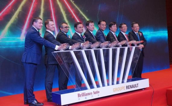 中国汽车业上演新一轮合资潮：跨国车企“抢嫁”本土品牌