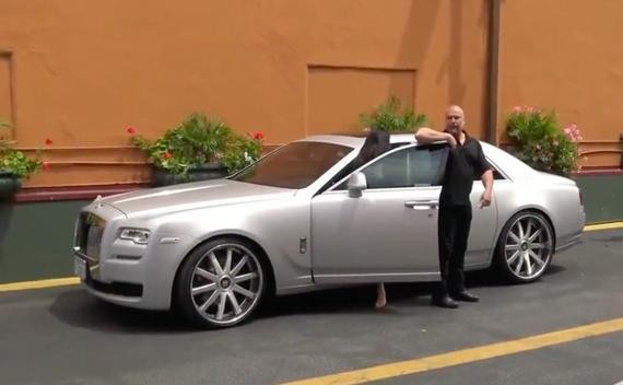 偶遇这辆劳斯莱斯，车上下来一个大牌！看到熟悉的背影我就懂了！