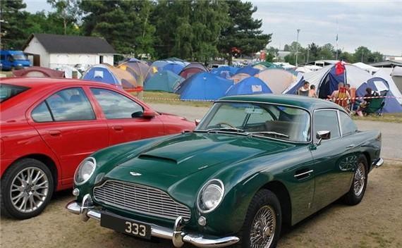 美国小伙清理仓库，发现价值400万跑车，差点被老爸当废铁卖掉！