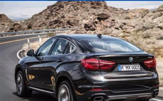 小伙开宝马郊区飙120，遇红灯紧急刹车，大货车为保命撞了上去