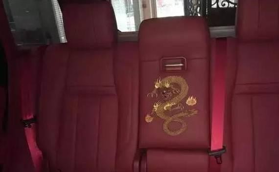 红色揽胜 停在路边，引众人围观，往车里仔细一看，赶紧拍照吧