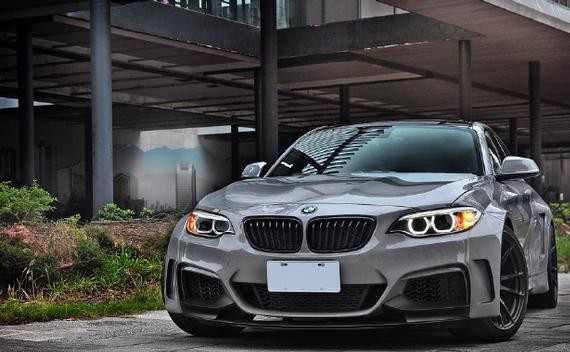 国内看不到的改装 水泥灰配色 宝马M235i轿跑 宽体套件帅呆了！