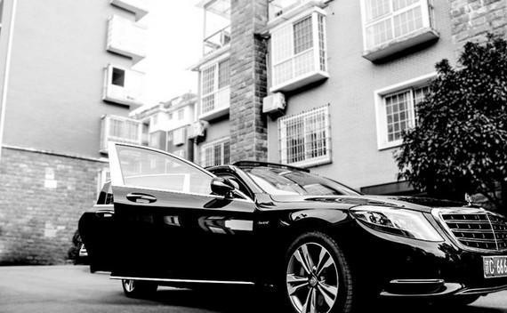 优雅的战舰迈巴赫s400与居家孕妈