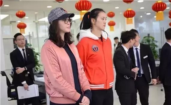 郎平提豪车，我们骂国足，女排队员提豪车骂谁？