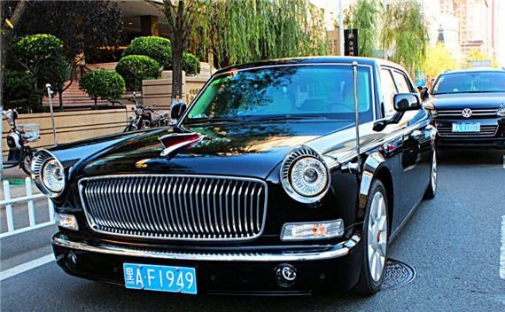 偶遇3辆红旗L5停在路边！有专人看护！1200万迈巴赫也要让着它！