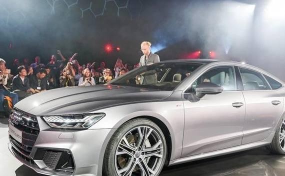 奥迪发飙造了这货，比宝马5系还帅气，完胜奔跑，可谓最美奥迪！