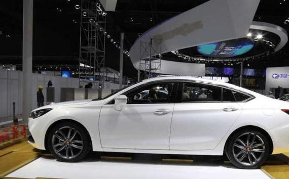 国产轿车崛起，红旗H5实车曝光，悬浮式触摸屏，颜值不输合资车