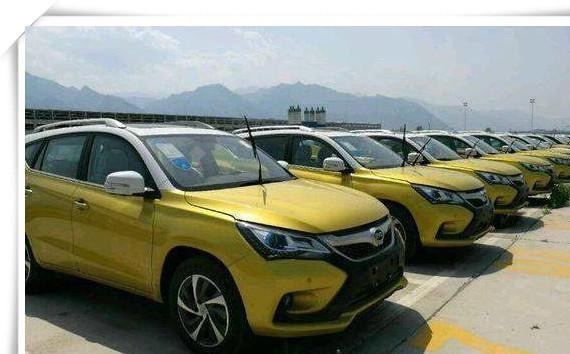 上百台比亚迪宋库存车停满广场，工作人员：一律7折，6万可提车