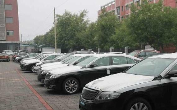 发现几辆库存三年的红旗H7，车商：全部六折，小城市可上牌