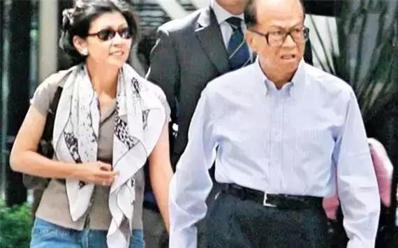 李嘉诚的红颜知己，座驾为李嘉诚同款防弹宝马，车上玻璃6厘米厚