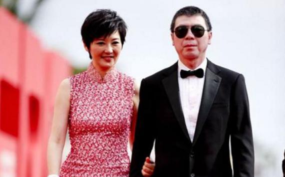 冯小刚前妻被抛弃后一直单身，两人女儿27岁，美出冯小刚十万里！