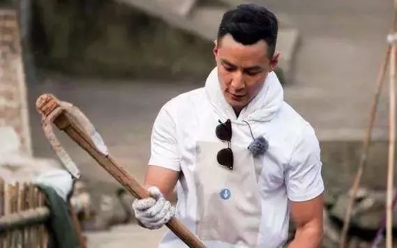 你们都在看吴彦祖造房子，我却一直在关注那辆Jeep到底能干啥？