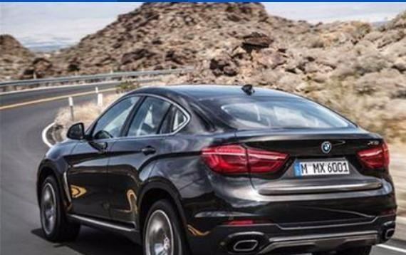 小伙开宝马郊区飙120，遇红灯紧急刹车，大货车为保命撞了上去