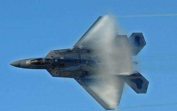 中美空军装备差距到底多少年?看歼-20和F-22
