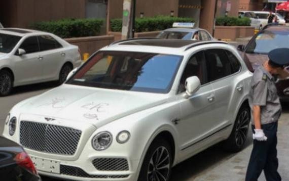 400万宾利豪车被画引群众围观，车主不好意思抬头，笑着把车开走