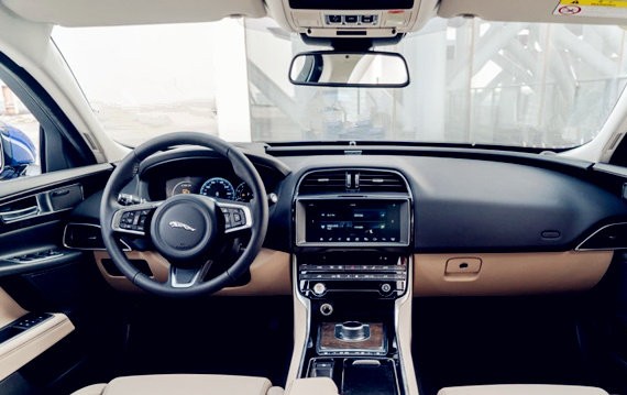 如果只看内饰，捷豹XEL和宝马3系，你更喜欢哪一款？