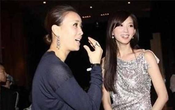 50岁那英坐豪车出行，烟不离手，网友：素颜比大妈还老！