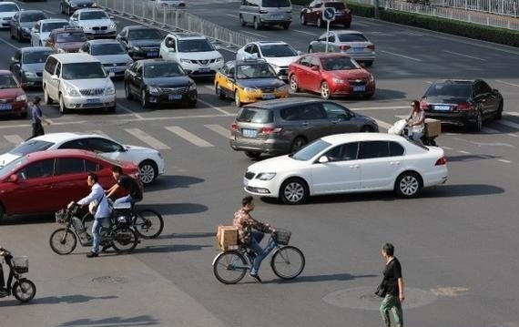 人车混杂路况混乱，在这样的路段开车，做好这些避免事故