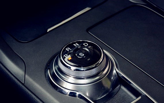 如果只看内饰，别克君越和福特蒙迪欧，你更喜欢哪一款？