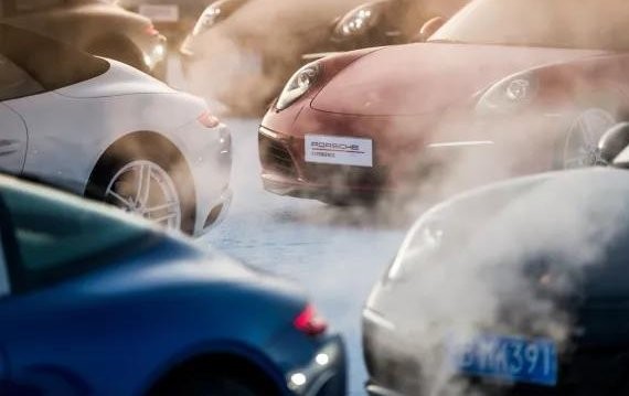 52辆保时捷一起漂移是一种怎样的体验？