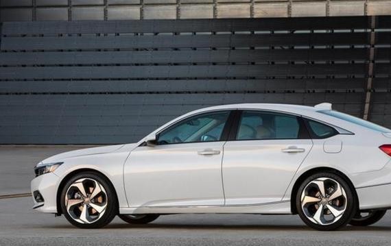 凯美瑞国内遇冷，销量不佳，朋友告诉我，大家其实在等这款车！