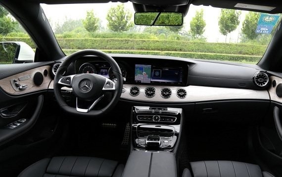 ​  这款“S级”很便宜！全新奔驰E200有三高，水准品质工艺没得挑