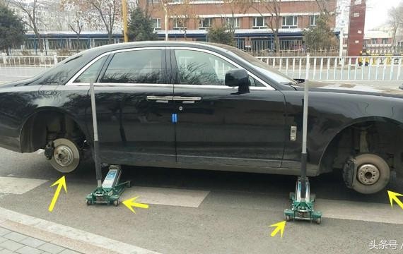 400多万的劳斯莱斯停在路边，两个车轮被偷，留下两个专业千斤顶