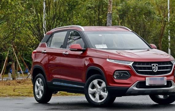 撞色设计车长4米2，9月大卖4.1万台，全景天窗、定速巡航才6万