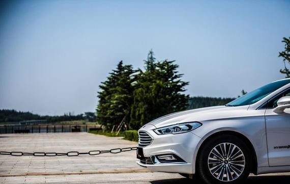 给蒙迪欧当一次“车模”