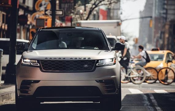 街上女司机开路虎和路人互骂，旁人知道事情经过后，大骂女司机