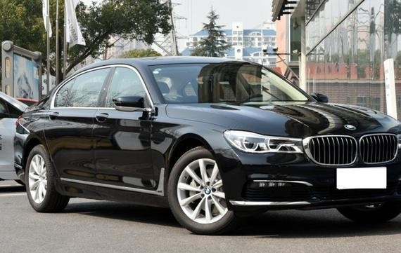 提了台90万的宝马，兴冲冲掀开机盖炫耀，看后突然尴尬不已了