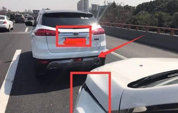 吉利博越被盯上了，这次对手是保时捷卡宴，车尾比车头还硬？