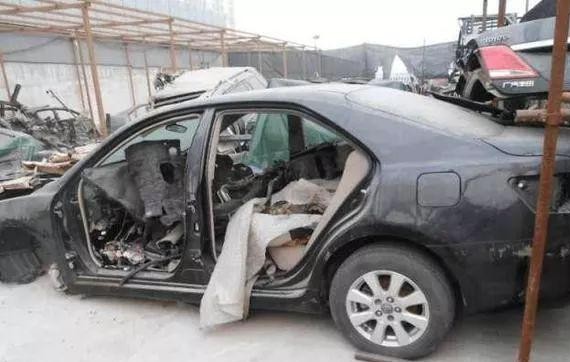 女司机驾驶丰田豪车撞上大树，网友：这棵树的质量还真不赖！