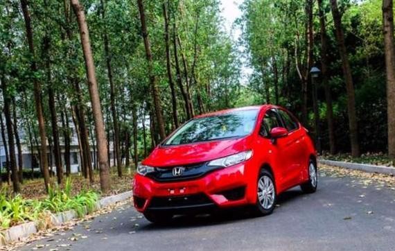 10万块就提了一辆超跑回家，女朋友见了之后不开心