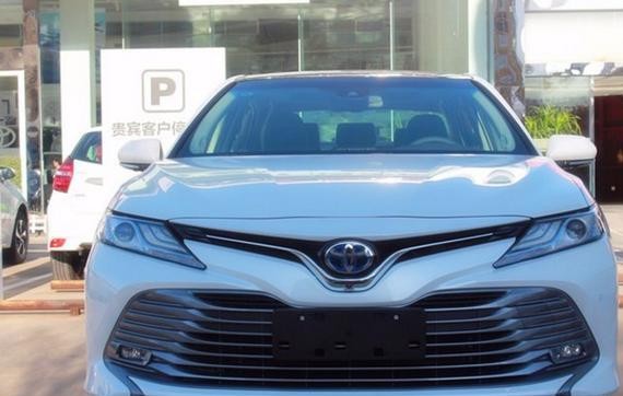 颜值爆表不输神车民众，全新凯美瑞混动版，超低油耗还买啥电动车