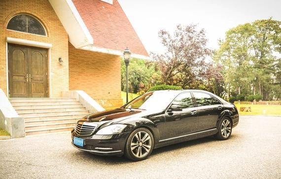 奔驰豪华S级销售这么好，全靠这款奠定了基础