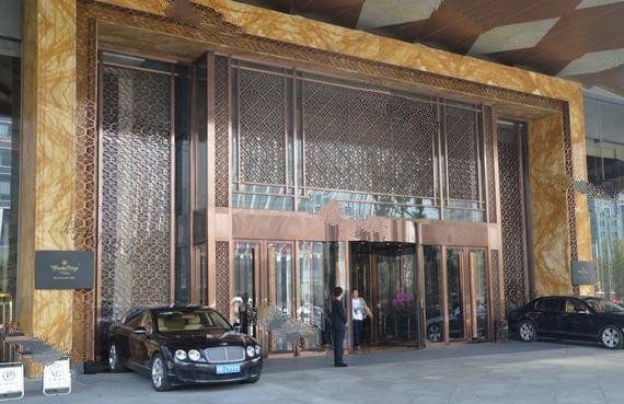 王思聪他们家的宾利，出了事故没舍得换，修修补补接着用