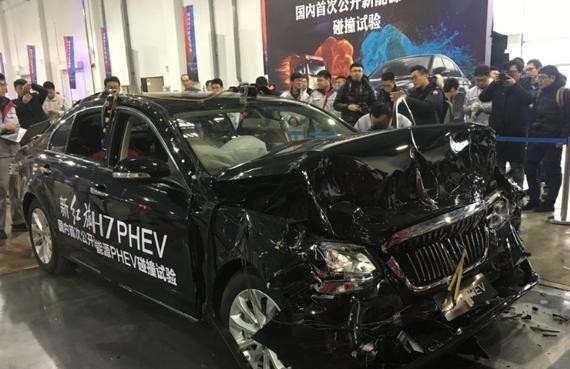 国内首例新能源汽车安全碰撞测试，红旗H7撞解放重卡比比谁更硬