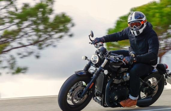 国外友人试驾2018款凯旋BOBER black