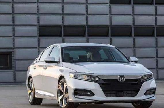 第十代雅阁搭配2.0T+10AT，逆天的外形，超强的配置，惊艳堪比CC