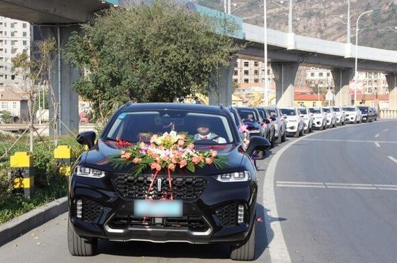 霸气！全国首个VV7婚车队，新郎：当初没租宝马X5是对的！