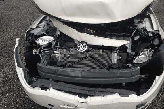 名爵6被面包车追尾，两车差距很大，车主：这防撞梁够结实