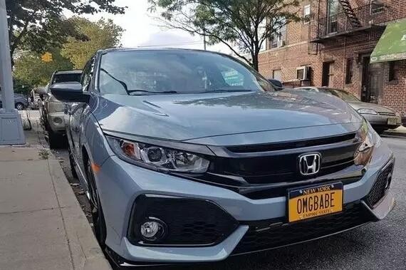 外国看到一台两厢版思域，帅得掉渣，国内上市大众高尔夫不用卖了