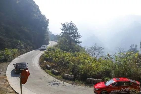 秋名山“五连发卡弯”又怎样，看“最性能座驾”如何挑战极限72弯！