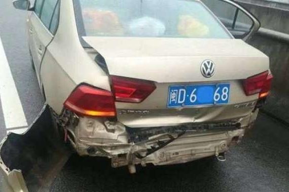 艾瑞泽5追尾大众桑塔纳, 大众车主: 防撞梁呢?